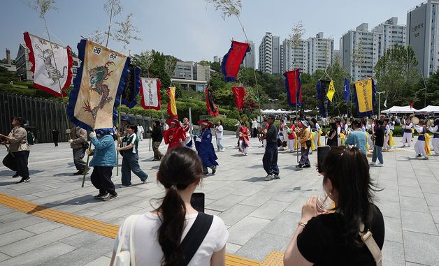 길놀이가 신기한 외국인 학생들