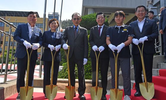 모교 기념 식수 준비하는 MB