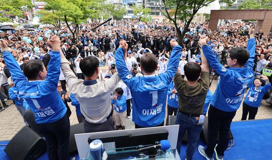 창원시민들에게 지지 호소하는 이재명