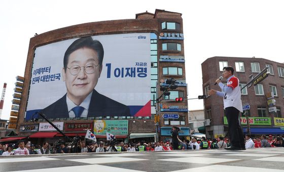 밀양에서 이재명 대형현수막 마주한 김문수