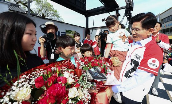 육남매에게 꽃다발 전달 받는 김문수 후보