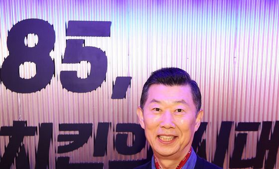 하림 김홍국 회장, 외식 물가 잡는 '맥시칸' 공개