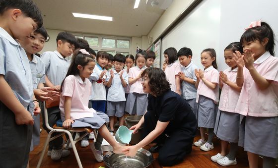 스승의 날 학생들 발 씻겨주는 선생님