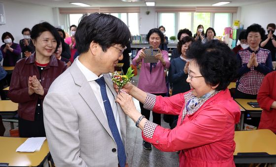 선생님 가슴에 꽃달아 드리는 만학도