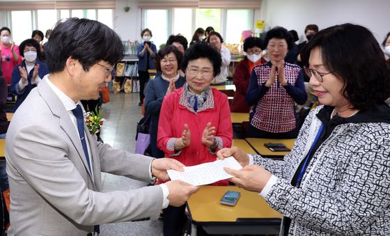 편지로 감사의 마음 전하는 만학도