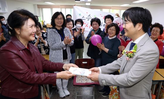 시집으로 감사의 마음 전하는 만학도 졸업생
