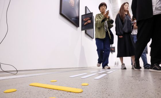 전시장 바닥에 깔린 점자 블록