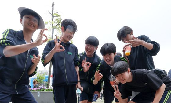 로봇 강아지와 함께하는 학생들