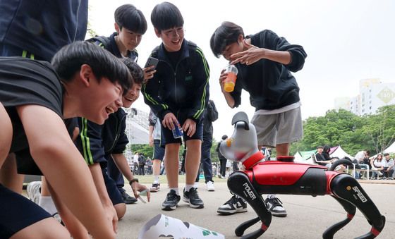 로봇 강아지와 교감하는 학생들