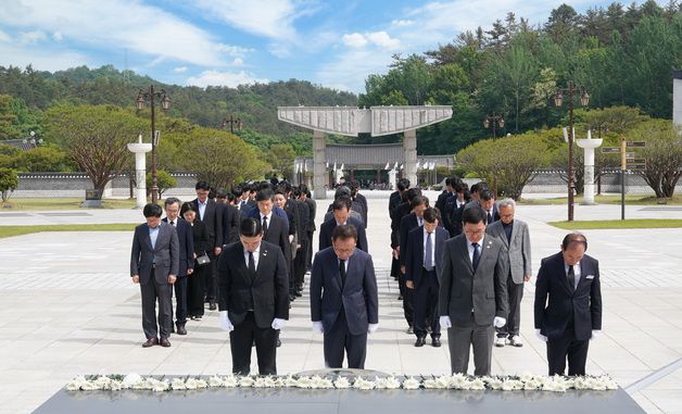 국립 5·18민주묘지 참배하는 조선대
