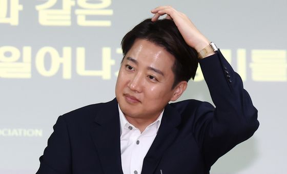 머리 만지는 이준석