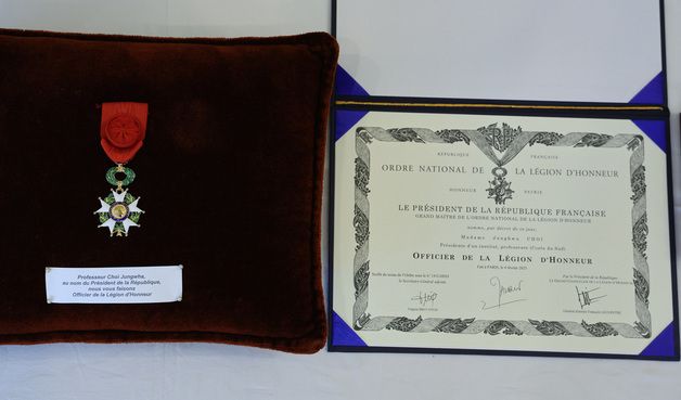 최정화 이사장이 받은 프랑스 최고 훈장