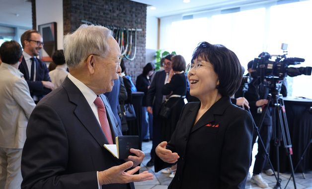 손경식 회장과 대화하는 최정화 이사장