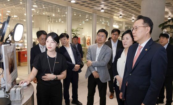 화장품 수출 활성화 위해 기업 방문한 박민수 2차관