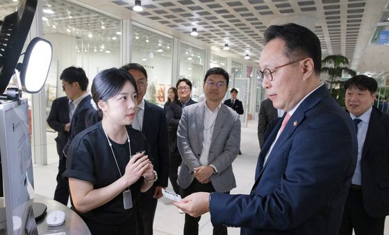 화장품 수출 활성화 위해 기업 방문한 박민수 2차관