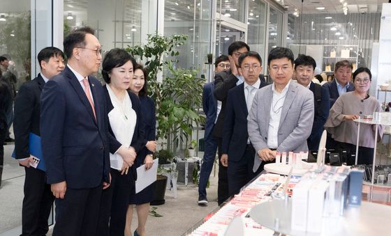 화장품 수출 활성화 위해 기업 방문한 박민수 2차관