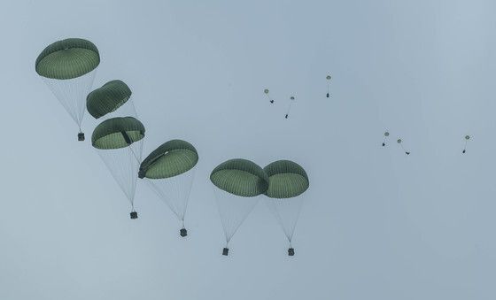 목표지점에 공중 투하하는 재보급 물자