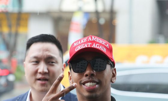 조니 소말리 공판 출석