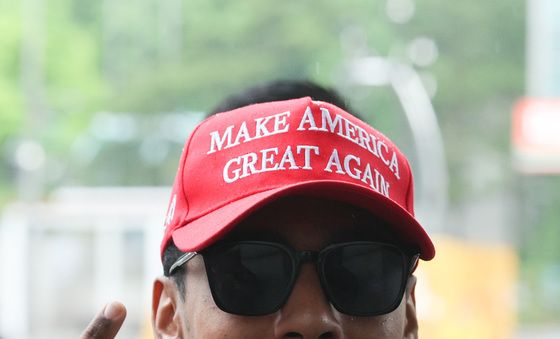 공판 출석하며 V 그리는 조니 소말리