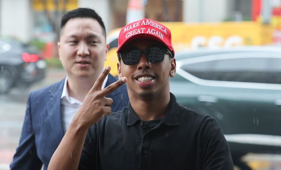 '소녀상 모욕' 조니 소말리 공판 출석