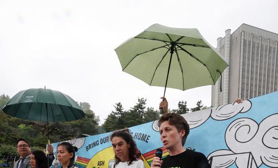 출금 당한 다국적 그린피스 활동가들, 법원앞에서 기자회견