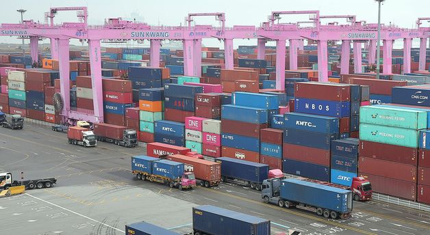 정부 5개월째 "경기 하방압력 증가"…"美 관세에 수출도 둔화"