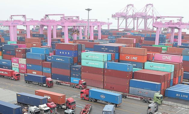 내수·수출 '흔들'… 정부 "美관세에 성장률 하향 불가피"