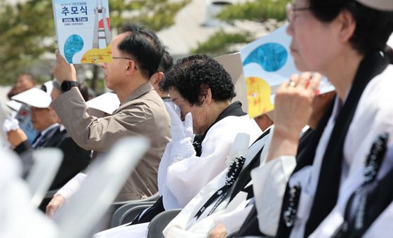 눈물 닦는 오월어머니