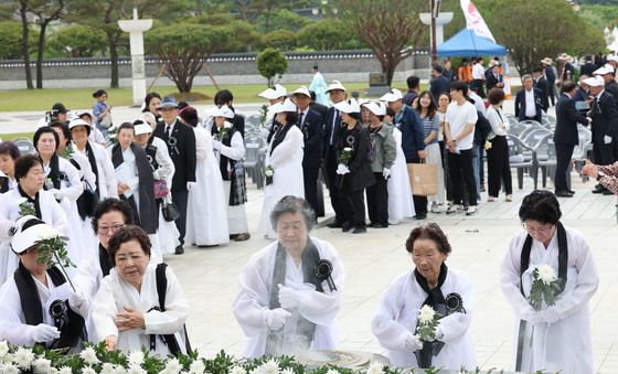 '이어지는 헌화 물결'