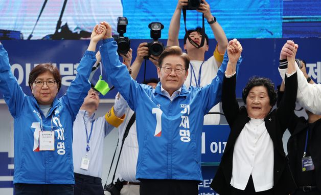 광주 시민들에게 인사하는 이재명 후보