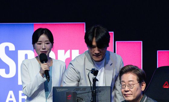 e스포츠 체험하는 이재명