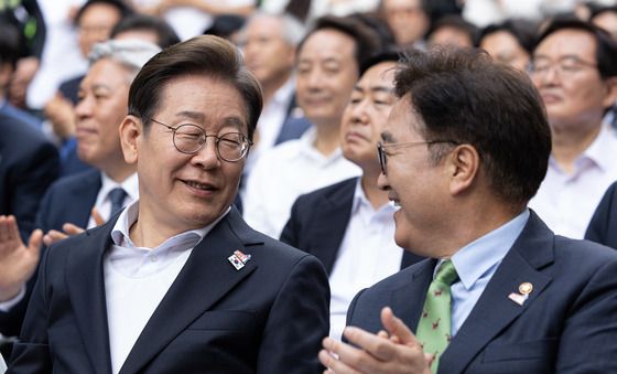 미소 지으며 대화하는 이재명·우원식