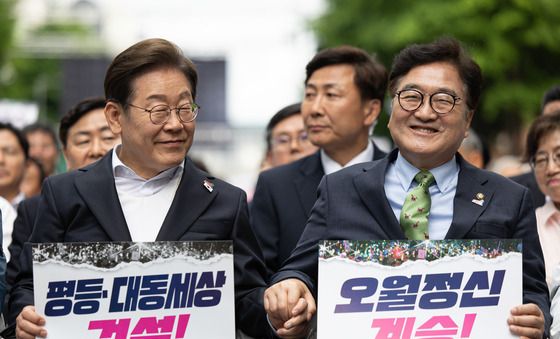 손 잡은 이재명·우원식