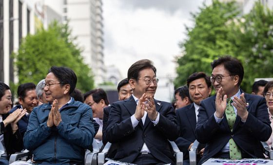 이재명 '서로 바라보며'