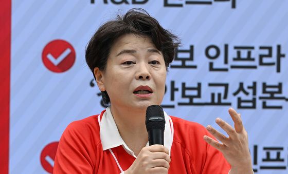 답변하는 윤희숙 단장