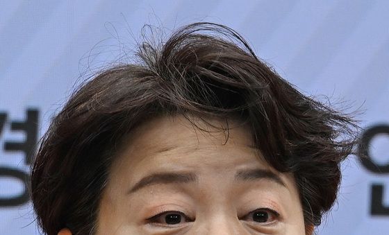 답변하는 윤희숙 단장