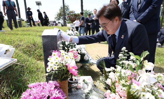 이한열 열사 묘비 바라보는 우원식