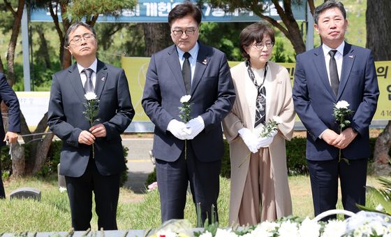 헌화하는 우원식