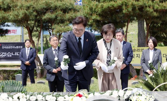 구묘역서 헌화하는 우원식