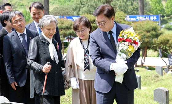 민족민주열사묘역 둘러보는 우원식