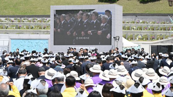 임을 위한 행진곡 제창하는 이재명·이준석