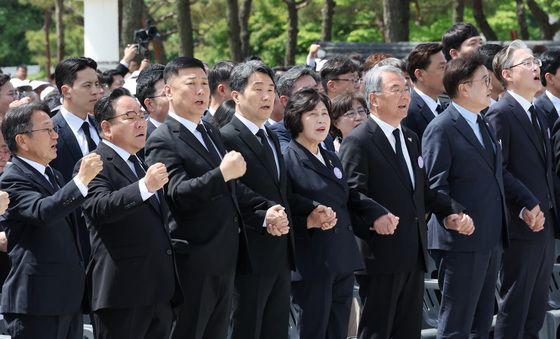 '임을 위한 행진곡' 제창하는 이주호 권한대행