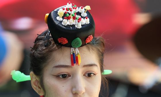 긴장되는 '전통 성년례'