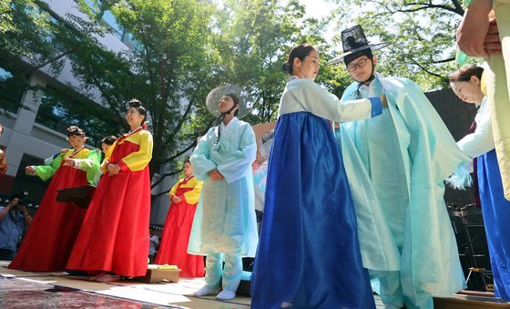 전통 성년례…'책임 있는 어른으로'