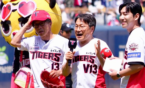 강기정 광주시장, KIA 타이거즈 5.18 홈경기 시타