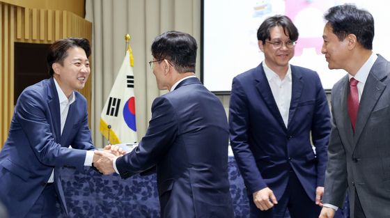 '악수 나누는 모습 지켜보며'