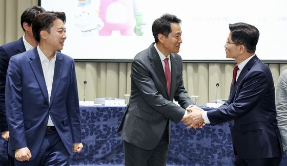 '악수 나누는 모습 지켜보며'