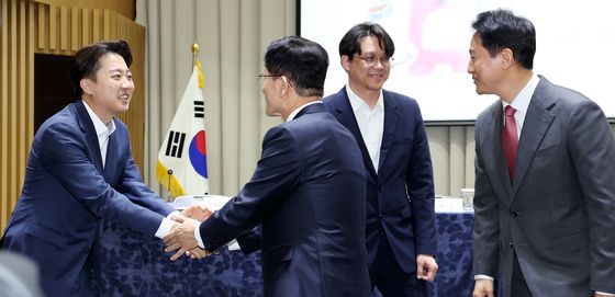 오세훈 '악수 나누는 모습 지켜보며'