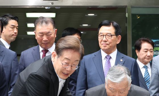 '이중근 대한노인회장 부축하는 이재명 후보'