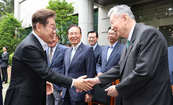 이재명, 이중근 대한노인회장과 함께